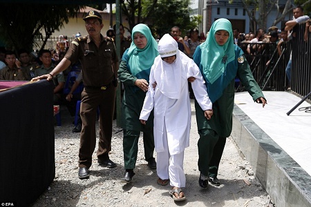 Unmarried Indonesians Flogged Publicly For Going On A Date [PHOTOS] 12