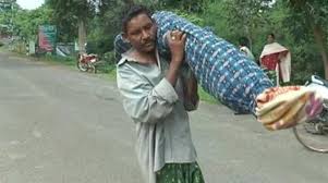 Indian Man Forced To Carry His Dead Wife’s Body After Hospital Denied Him A Hearse Cos He Didn't Have Money [PHOTOS] 1