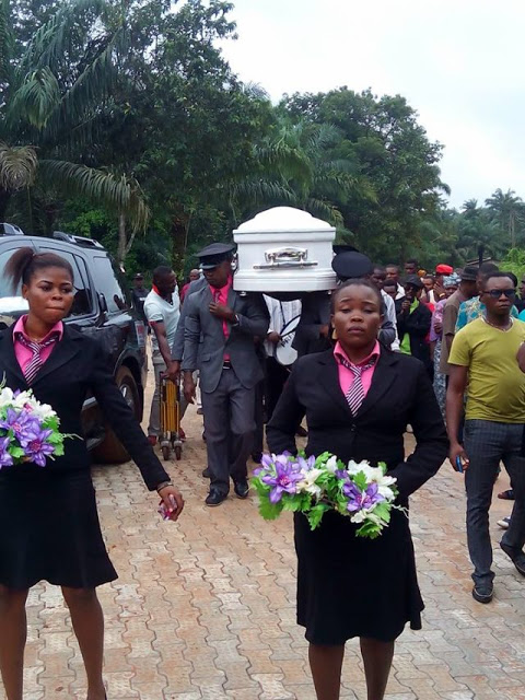 Nigerian Drug Dealer Executed In Indonesia has been buried In His Village In Anambra State [PHOTOS] 7