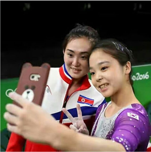 North and South Korean gymnasts take a selfie together [PHOTO] 1