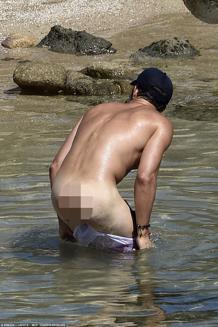 Orlando Bloom Strips Down at the Beach Again, Gets overly touchy with Katy Perry [PHOTOS] 4
