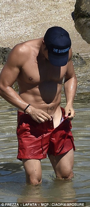 Orlando Bloom Strips Down at the Beach Again, Gets overly touchy with Katy Perry [PHOTOS] 7
