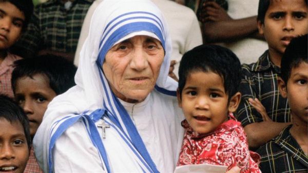 Pope Francis declares 'dispenser of mercy' Mother Teresa of Calcutta a saint 3