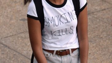 Malia Obama spotted wearing 'SMOKING KILLS' T-Shirt, just weeks after she was seen smoking 3