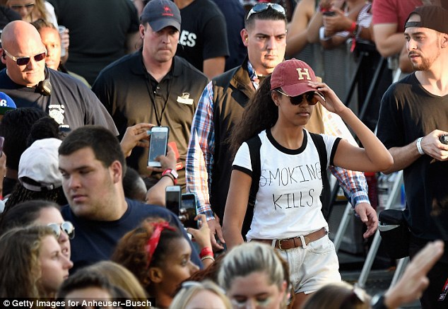 Malia Obama spotted wearing 'SMOKING KILLS' T-Shirt, just weeks after she was seen smoking 2