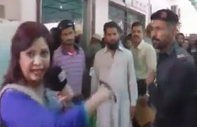Pakistani Police Officer Slaps Female Journalist During TV Report [VIDEO] 3