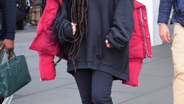 Rihanna enjoys her new ''faux locs'' as she shows off bold look 6