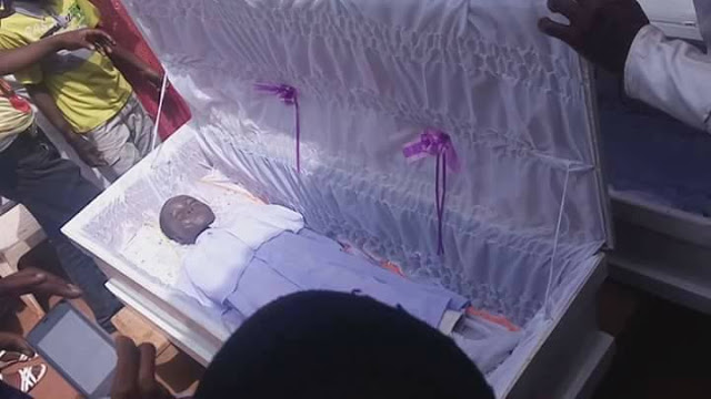 PHOTOS From The Burial Of 6 Children Of Same Parents Poisoned To Death In Anambra State 4
