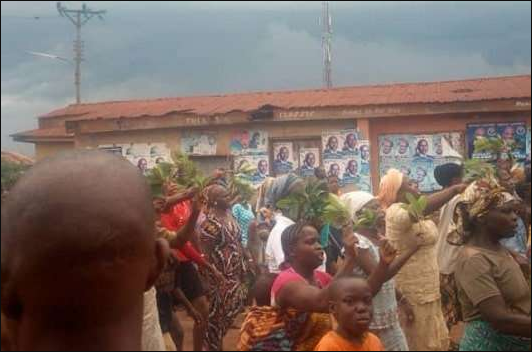 Ekiti Residents Reportedly Chased King From His Throne For Aiding Cultism Led By His Son 2