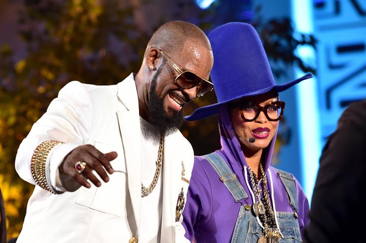 Erykah Badu "Booed" During Concert For Defending R. Kelly While The World Turns Back On Him 44