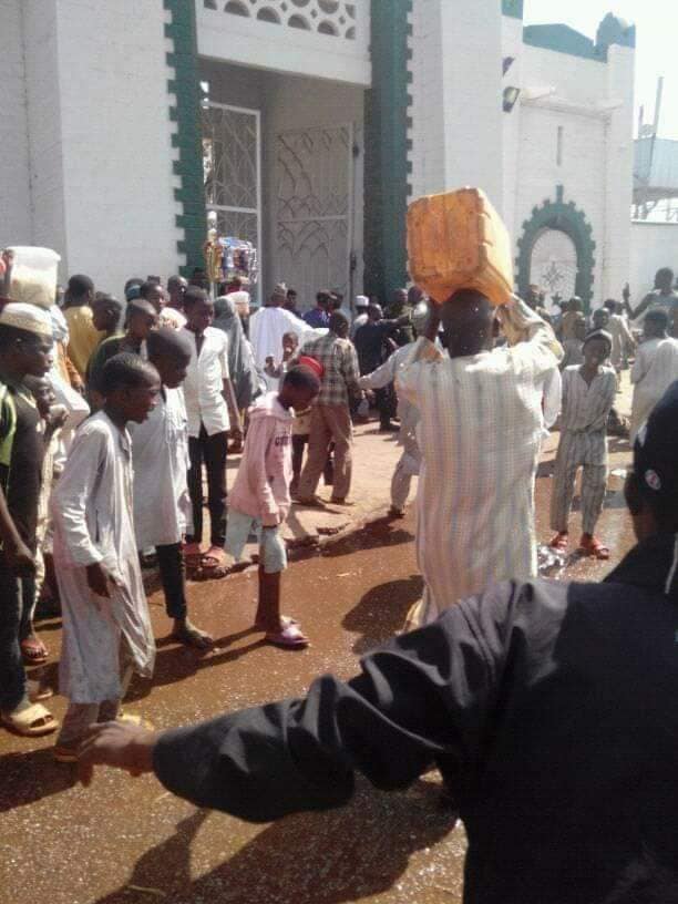 Angry Sokoto Residents Washes The Palace Of Sultan And Streets After Buhari's Campaign [Photos] 2