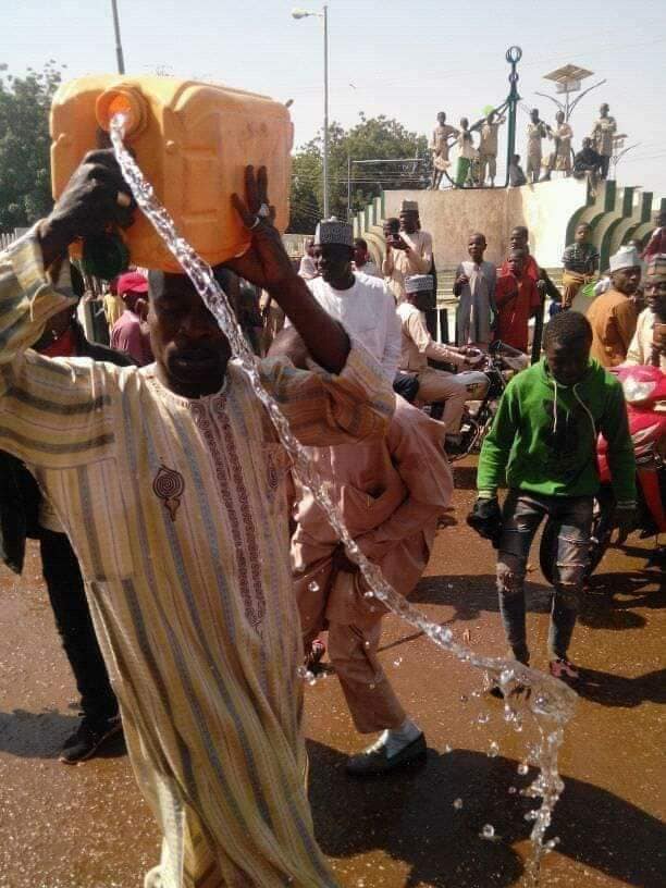 Angry Sokoto Residents Washes The Palace Of Sultan And Streets After Buhari's Campaign [Photos] 1