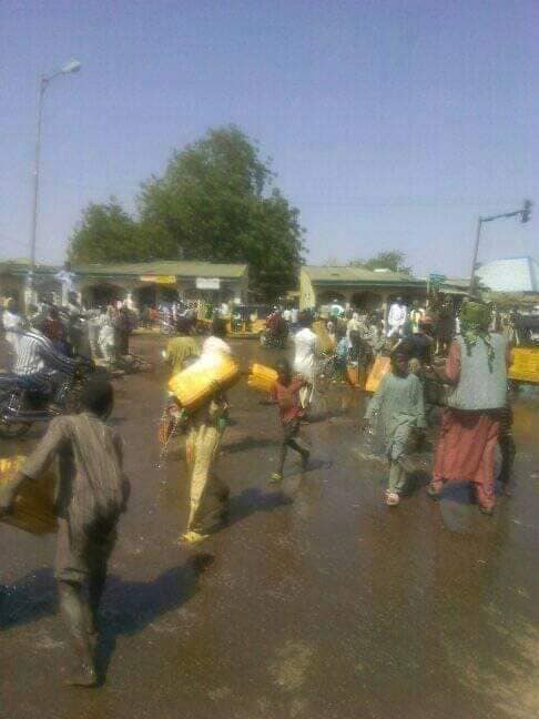 Angry Sokoto Residents Washes The Palace Of Sultan And Streets After Buhari's Campaign [Photos] 4