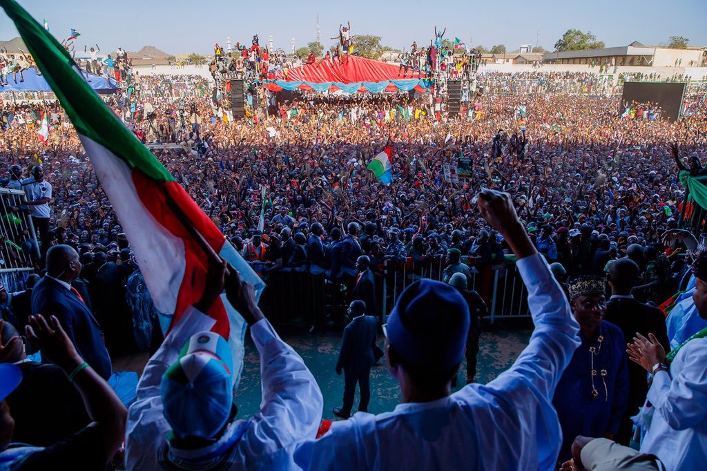 Crowd Forces President Buhari To leave APC Campaign In Jos Without Delivering Speech 42
