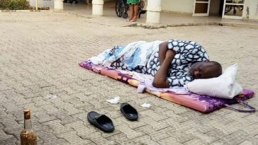 Dino Melaye Refuses To Enter DSS Hospital, Sleeps On Bare Floor In The Premises 4
