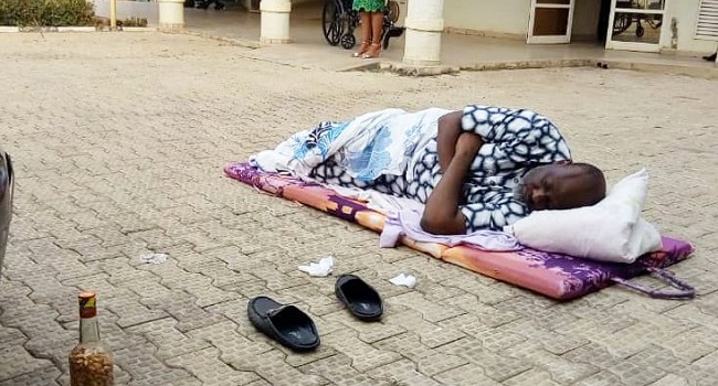 Dino Melaye Refuses To Enter DSS Hospital, Sleeps On Bare Floor In The Premises 54