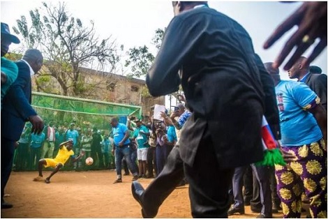 VP Osinbajo Shows Off Football Skill, Scores Goal During House-To-House Campaign In Lagos [Video] 67