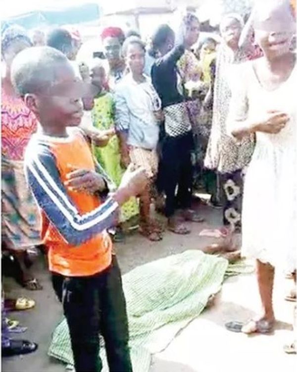Woman Who Was Rejected By Hospital, Dies On The Road, In Front Of Her Helpless Children [Photos] 1