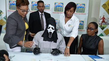 $158 Million Lottery Winner Turns Up In Mask To Avoid Being Recognised By Money-Thirsty Relatives [Photos] 8