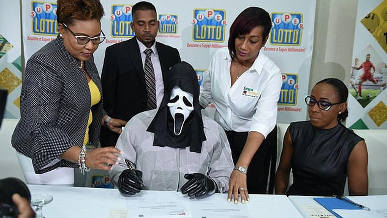 $158 Million Lottery Winner Turns Up In Mask To Avoid Being Recognised By Money-Thirsty Relatives [Photos] 1