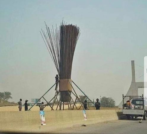 Nigerians Reacts As APC Erects Gaint Broom In Front Of City Gate, Abuja [Photos] 1