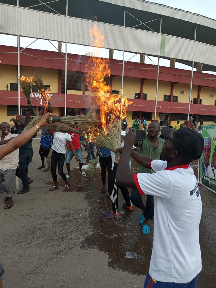 Benue Youths Storms Venue Of APC Rally With Water And Fire To Cleanse Buhari's 'Bad Luck' [Photos] 1