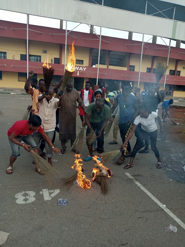 Benue Youths Storms Venue Of APC Rally With Water And Fire To Cleanse Buhari's 'Bad Luck' [Photos] 2