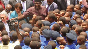 Ahead Of The Elections, Okorocha Gives N500 To School Pupils, To Tell Their Parents To Vote Them [Video] 6